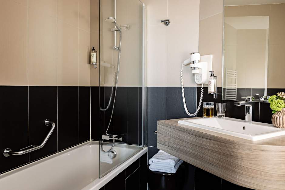 Chambre famille salle de bain Best Western Porte de Versailles, hôtel proche du Parc Exposition Porte de Versailles palais des congrès